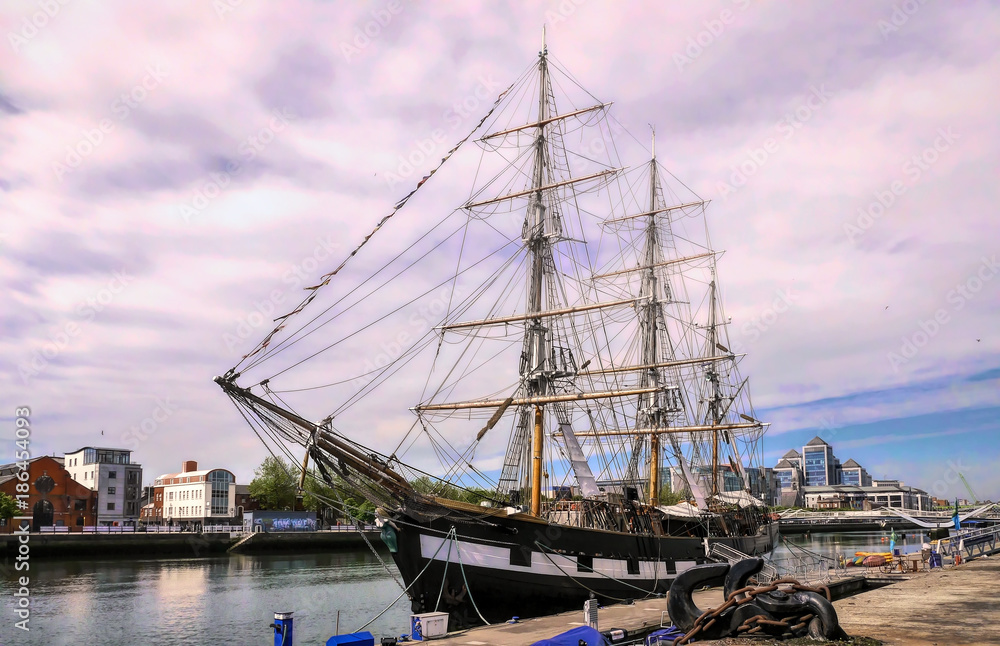 Segelschiff im Fluss Liffey in Dublin, Irland Segelschiff im Fluss Liffey in Dublin, Irland