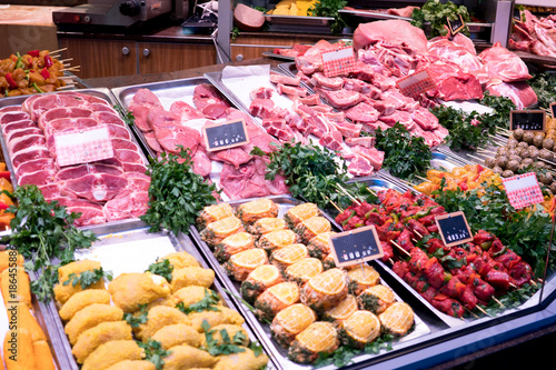 Φωτογραφία Raw meat in butcher's shop showcase