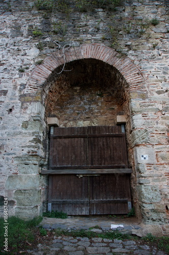 Fototapeta Naklejka Na Ścianę i Meble -  Wooden gate of an old castle