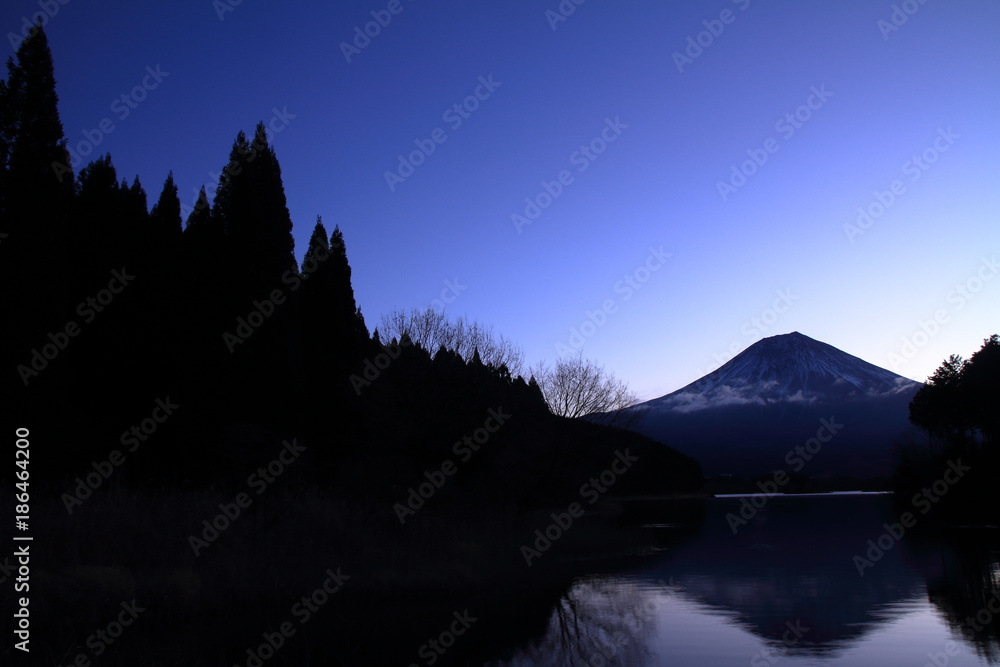 夜明け前の田貫湖からの富士山