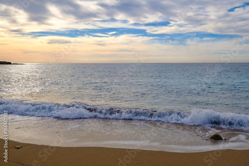 Paysage; La plage, la mer Méditerranée, les vagues, ciel avec de beaux nuages.