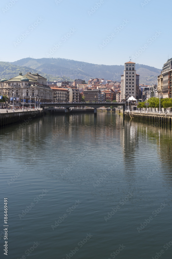 Die Brücke amArriaga Plaza in Bilbao, Balskenland, Spanien