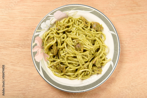 Traditional spaghetti with clams and pesto 