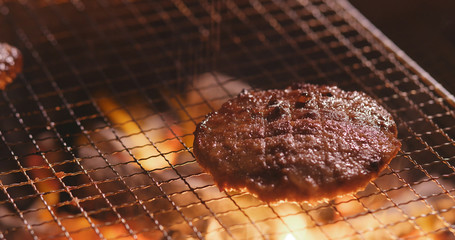 Stickers Grill / Barbecue Gegrilde rundvleesburger op rooster  © leungchopan