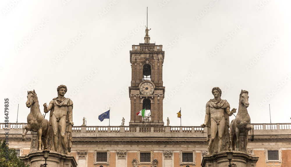 Fototapeta premium 2 statues and clock