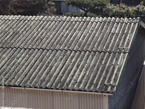 塗装が剥がれた倉庫のスレ-ト屋根
