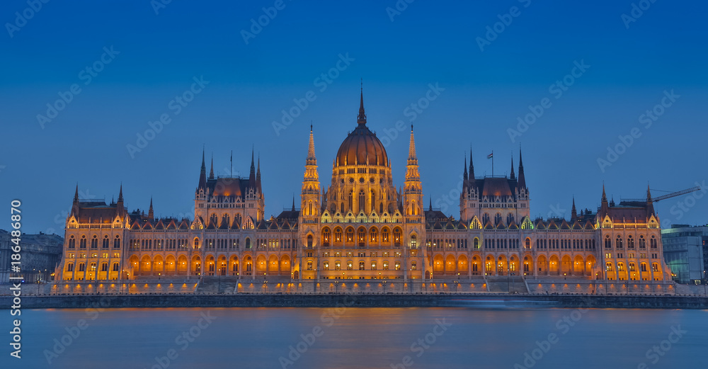 Fototapeta premium Night view on the Parliament Building in Budapest.
