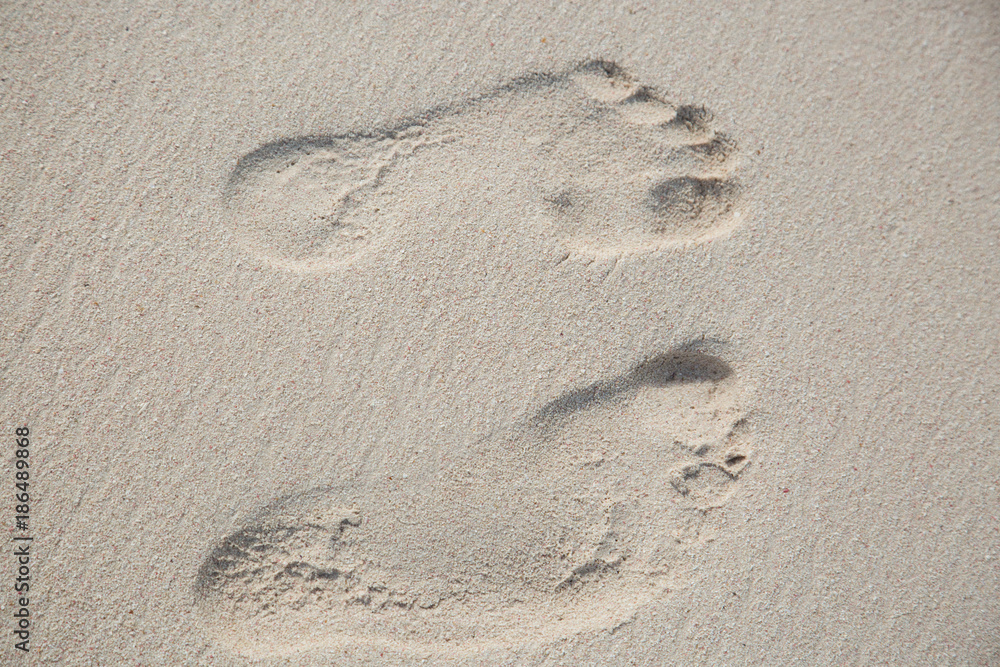 Gemeinsam durch das Leben gehen. Zwei unterschiedliche Fussabdruecke im feinen Sand. Gemeinsam durch das Leben gehen. Zwei unterschiedliche Fussabdruecke im feinen Sand.