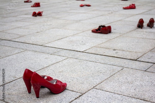 CAGLIARI, ITALIA - NOVEMBRE 25, 2017:  Zapatos rojos di Elina Chauvet presso Piazza Garibaldi - Sardegna 