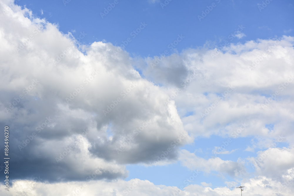 Obraz premium White clouds in blue sky
