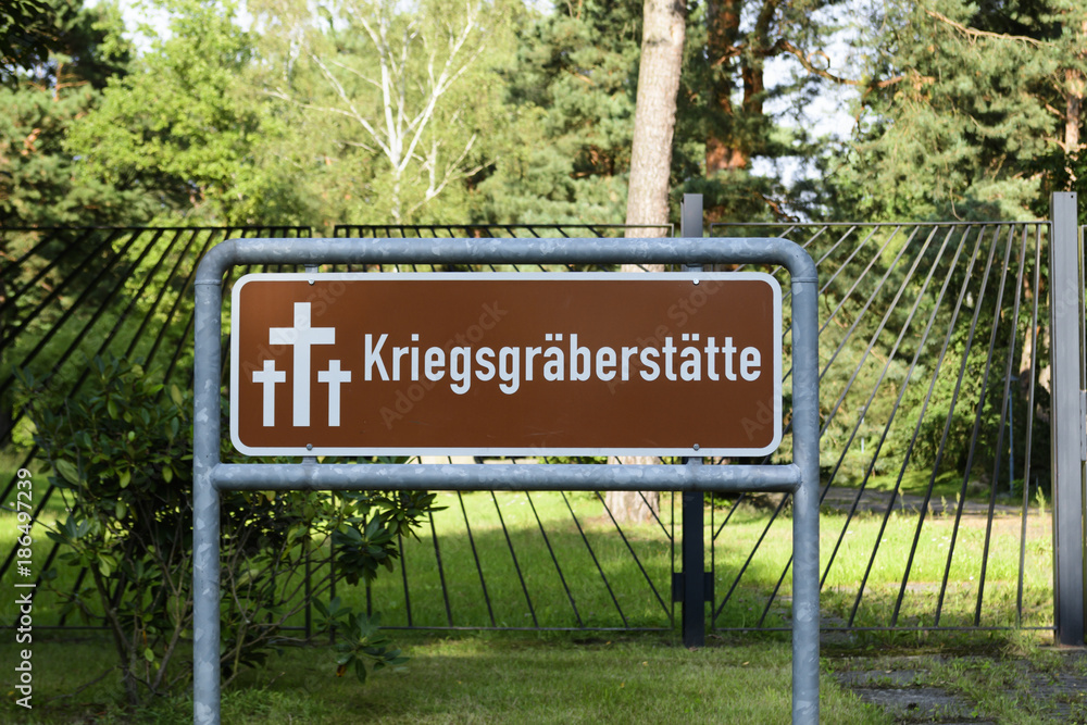 Fototapeta premium Schild mit der Aufschrift Kriegsgräberstätte