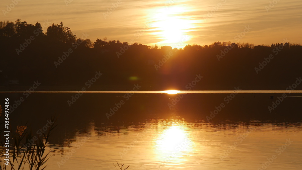 Naklejka premium Alba incantevole sulle acque del lago