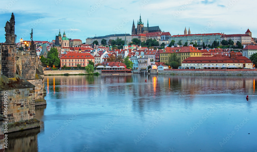 Obraz premium Charles Bridge in dusk