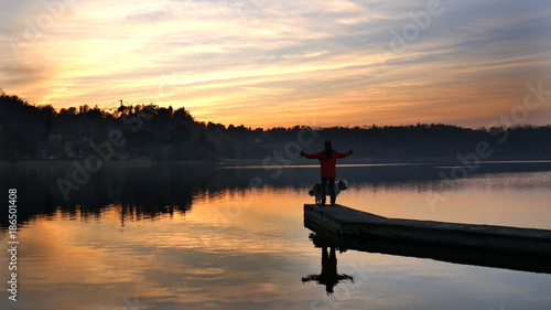 Visione mistica del tramonto sul lago