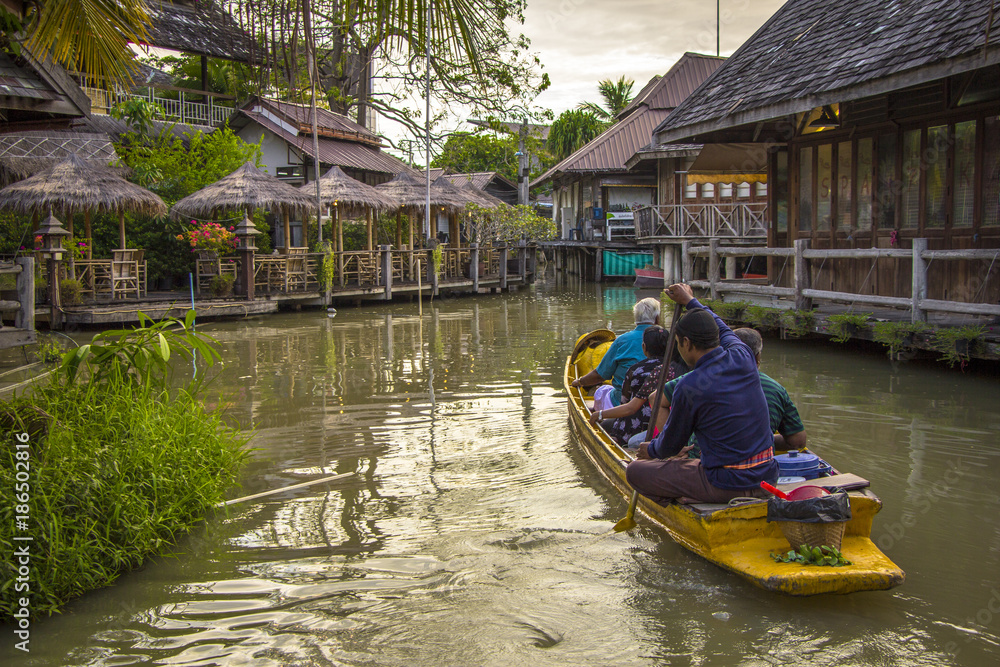 Obraz premium Pattaya, Thailand - October 21, 2017: Tourist shopping and Scenic boat ride in Pattaya Floating Market