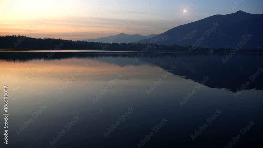 Luce del crepuscolo sul lago di Annone