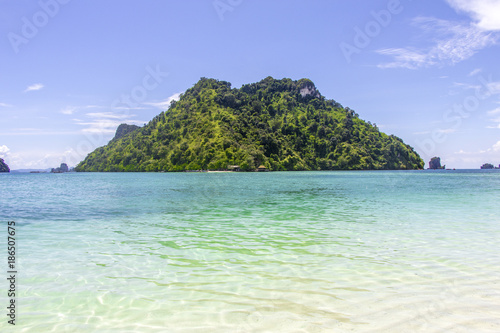 Mountain and sea view with three boats of tourist in front of the mountain and clear sky in Krabi, Thailand © buraktumler