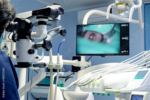 Canvastavla The dentist works on a dental microscope in a dental clinic