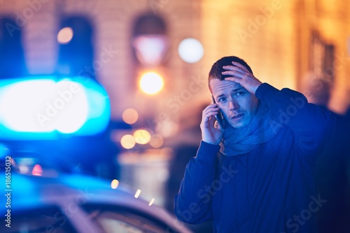 Foto Young man calling after a crisis situation