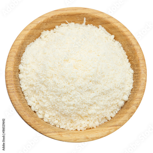 Fotografija grated Parmesan cheese in wooden bowl on white background