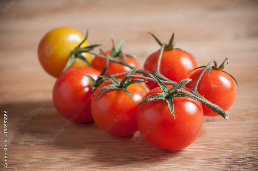 tomates cerise sur planche à découper en bambou tomates cerise sur planche à découper en bambou