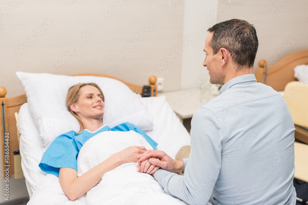 Obraz premium husband holding hands with sick wife