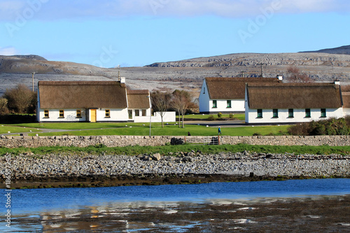 Foto Irish cottage houses in Burren, Co. Clare