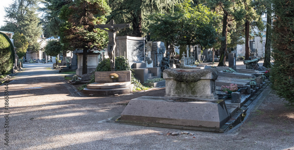 Gräber und Gruften auf dem Friedhof in Mailand