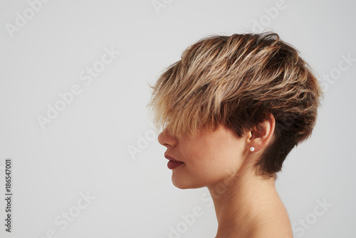 Fotografía Beautiful blond woman with short hairstyle posing at studio