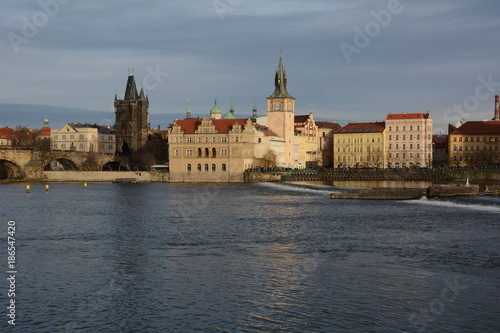 Blick über die Moldau zur Altstadt in Prag