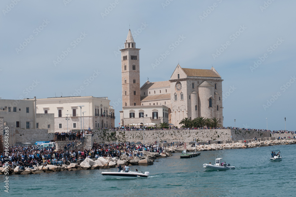 cattedrale di trani vista dal porto nel giorno della festa popolare quando portano il santo in mare
