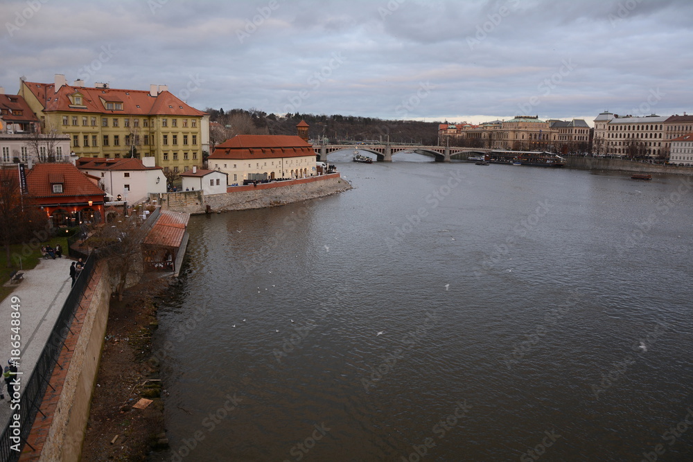 Fototapeta premium Prag an der Moldau, Brücke über dem Fluss