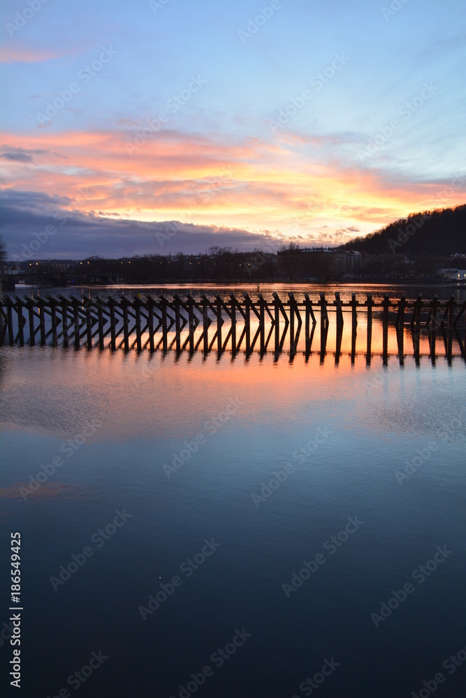 Obraz premium Sonnenuntergang an der Moldau