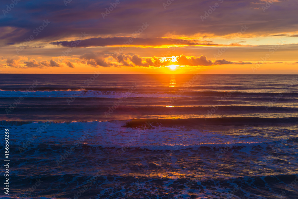 Obraz premium Sea. Sunset. The sun is almost village
