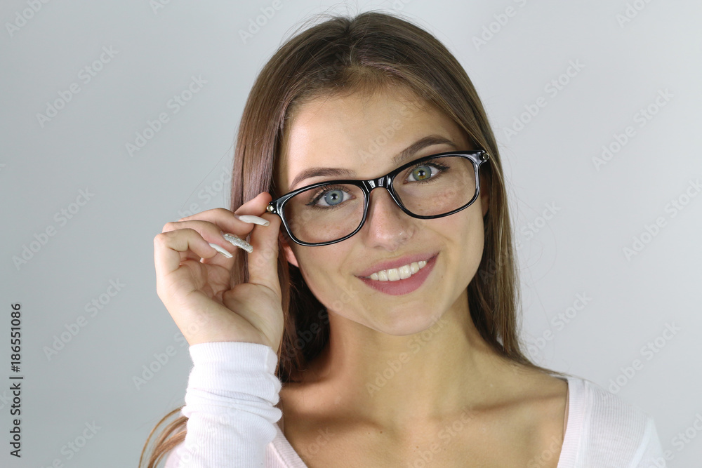 Portrait d' une belle jeune femme tenant ses lunettes Portrait d' une belle jeune femme tenant ses lunettes