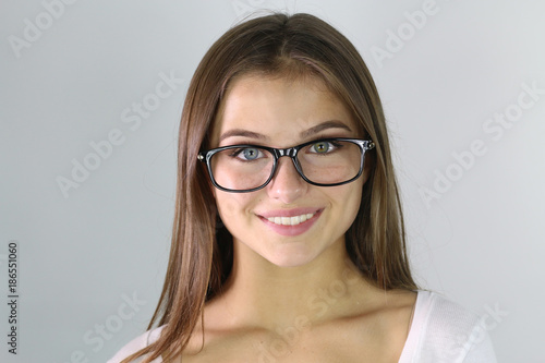 Portrait d' une belle jeune femme portant des lunettes 