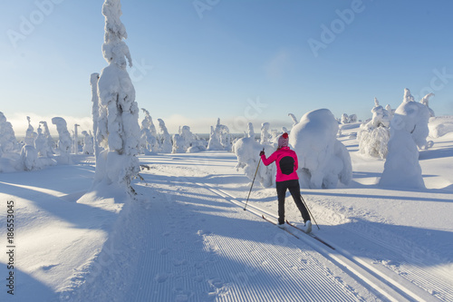 Foto Woman cross country skiing in Lapland Finland