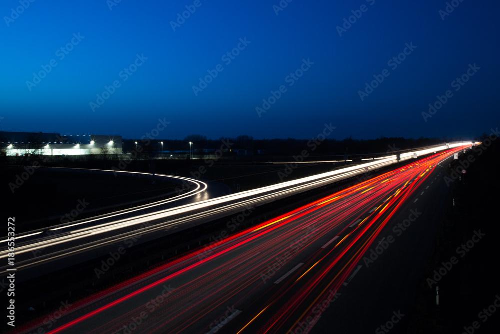 Autobahn in der Dunkelheit