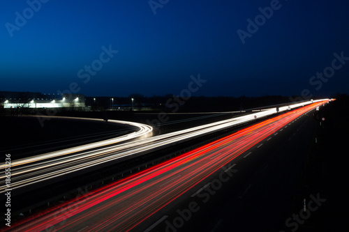 Autobahn in der Dunkelheit