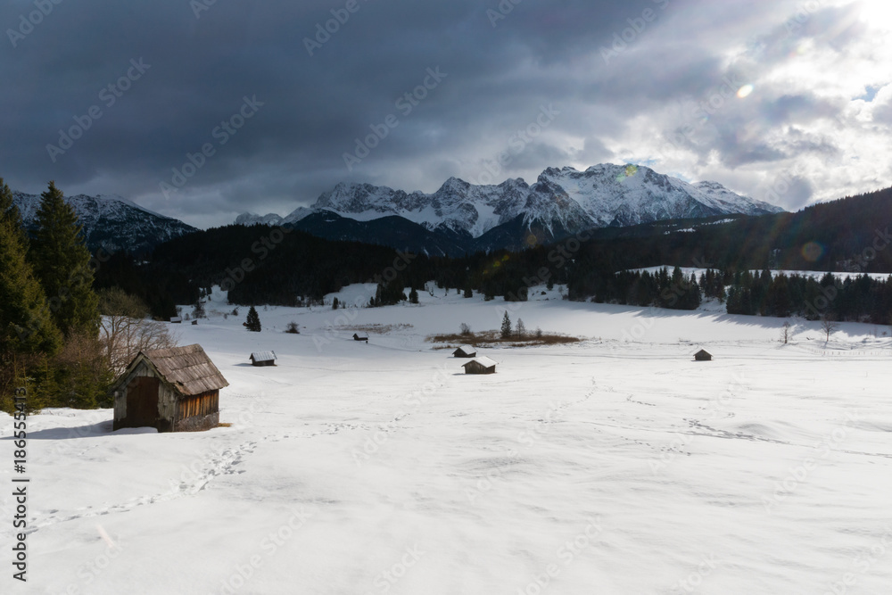 alter, desolater Heustadel am Geroldsee im Winter