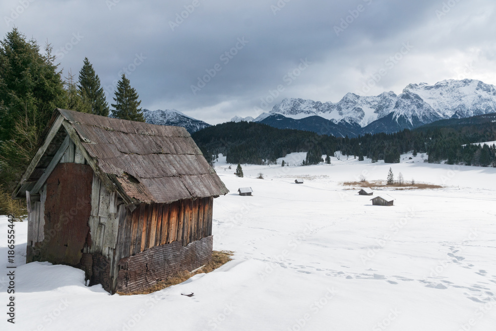 alter, desolater Heustadel am Geroldsee im Winter