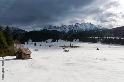 Obraz na płótnie alter, desolater Heustadel am Geroldsee im Winter w salonie