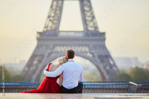 Couple near the Eiffel tower in Paris, France © Ekaterina Pokrovsky
