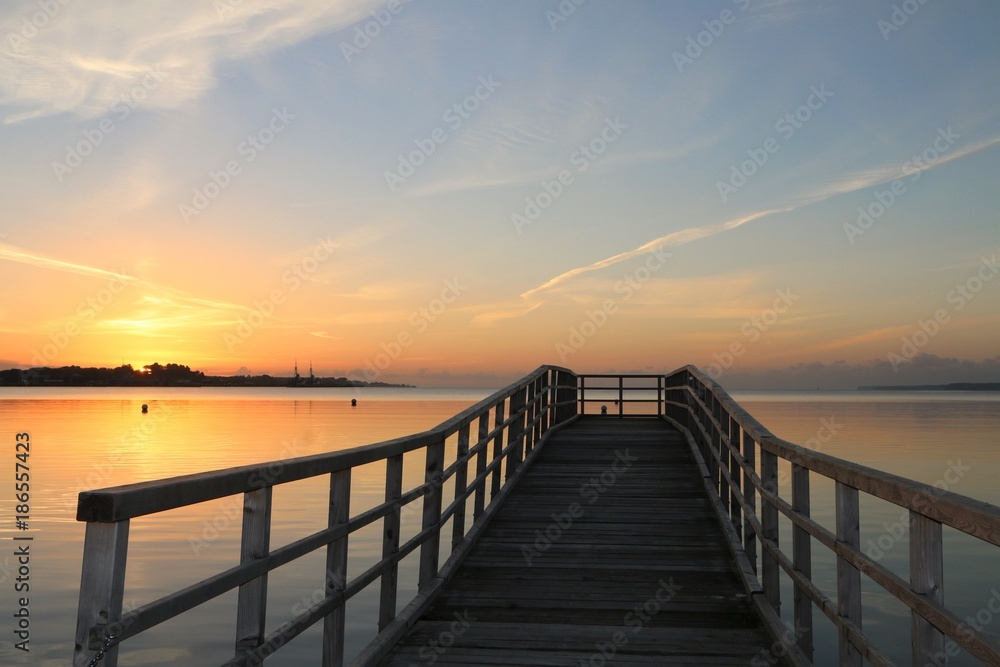 romantischer Sonnenaufgang am Steg an der Ostsee