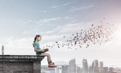 Obraz na płótnie Concept of careless happy childhood with girl exploring this wor w salonie