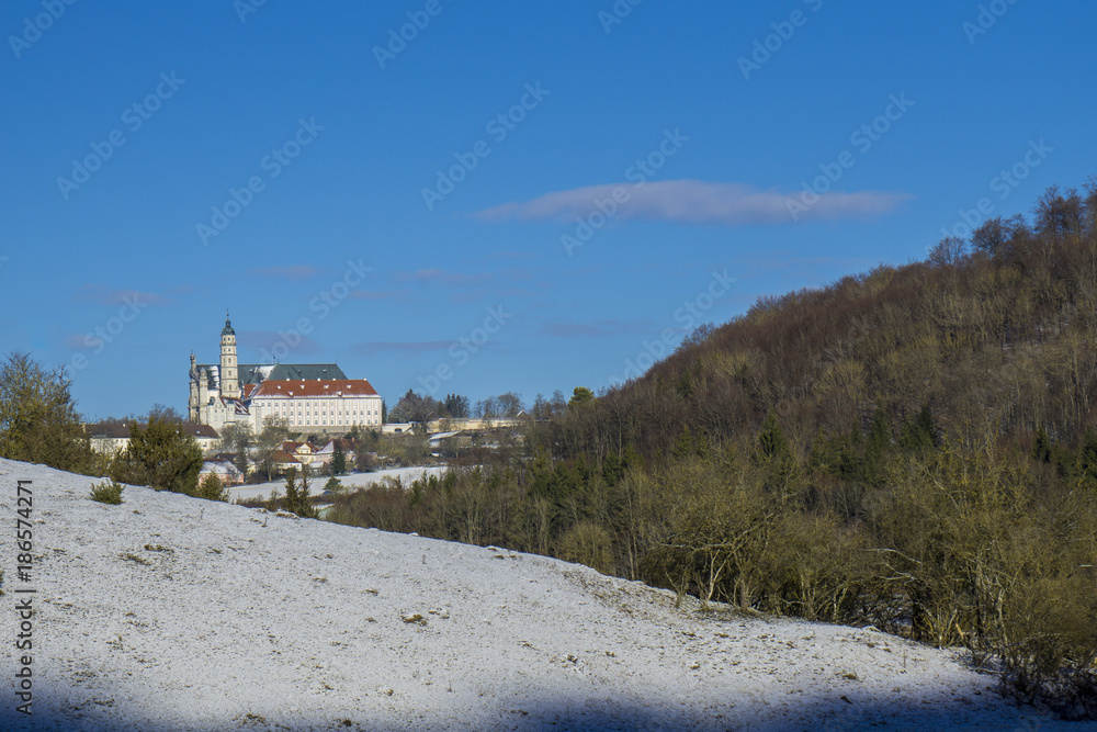 Abtei Neresheim im Winter.
