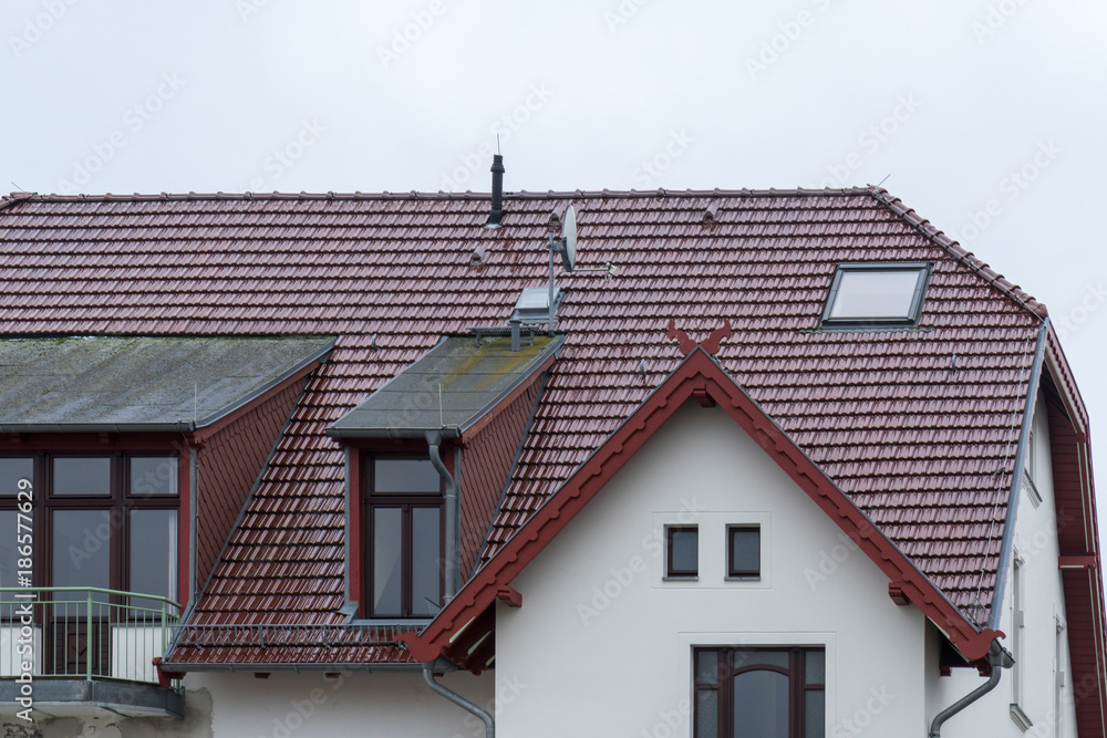 Dach mit Gauben und Fenster Dach mit Gauben und Fenster