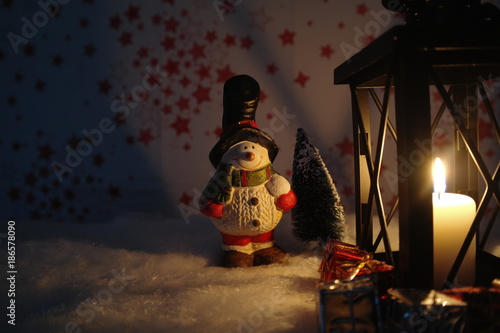 Schneemann mit Kerzen und Geschenke