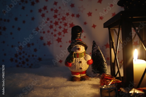Schneemann mit Kerzen und Geschenke