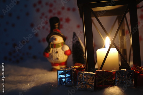 Schneemann mit Kerzen und Geschenke